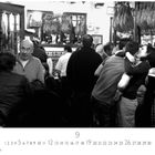 Kalender-Seite: Zahlen 1 bis 30 und Monat 9. Lebhaftes Restaurant, Menschen unterhalten sich, Pärchen umarmt sich.