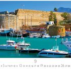 Ein Hafen mit Booten vor einer historischen Festungsmauer, mit dem Text "Kyrenia, Hafen". Darunter eine Monatsübersicht.