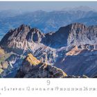 Text: "Abendstimmung", darunter Monat 9 mit Wochentagen. Berglandschaft bei Sonnenuntergang, klare Sicht auf Gipfel und Täler.