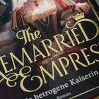 "The Remarried Empress", "Die betrogene Kaiserin", Roman. Verziert mit einer gekrönten Person in reichhaltigem Gewand.