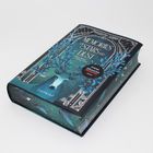 Covertext: "Memories of Stars and Dust" von Magdalena Gammel, TikTok #BookTok Bestseller. Illustration: blaues Hirschmotiv.