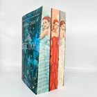 "Selection" von Kiera Cass. Drei Bücher mit Illustrationen von Frauen in festlichen Kleidern in Blau, Rot und Weiß.