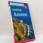 Reiseführer-Titel „Insel|Trip Azoren“. Küstenlandschaft mit Leuchtturm, blauem Meer und steilen Klippen.
