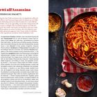 **Spaghetti all’Assassina**  
Mörderische Spaghetti

Es gibt einen Text mit einer Geschichte der Spaghetti und ein Rezept. Links ist Text, rechts eine Pfanne mit Spaghetti.
