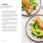 Text: "Sesamlachs mit Avocado-Kartoffel-Stampf", Rezept für 2 Personen in 30 Minuten. Links Zutaten und Zubereitung, rechts zwei Teller mit Sesamlachs auf grünem Stampf, dekoriert mit Koriander, daneben Besteck.