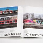 176 MO-176 SES 177 &TAPS 177. Drei Fotos von Zügen mit Graffiti, eines mit buntem Kunstwerk auf Zug.