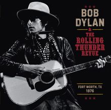 Bob Dylan & The Rolling Thunder Revue. Fort Worth, TX 1976. Mann mit Gitarre und Hut, schwarz-weiß.