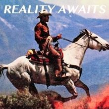 "REALITY AWAITS" steht oben. Ein Cowboy reitet auf einem weißen Pferd vor einer Berglandschaft.