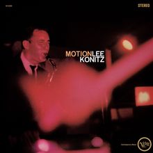 Texte: "Motion Lee Konitz", "V6-8399", "Stereo". Unscharfes Bild eines Musikers mit Saxophon in rötlichem Licht.