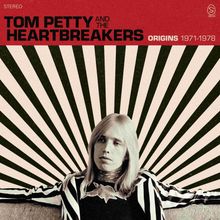 Text: "TOM PETTY AND THE HEARTBREAKERS ORIGINS 1971-1978". Schwarz-weiß Foto einer Person vor einem Strahlenhintergrund.