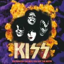 „YOU WANTED THE BEST, YOU GOT THE BEST!! KISS“ in leuchtenden Buchstaben. Vier geschminkte Gesichter vor Flammenhintergrund.