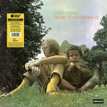 Text: "CHILD SONG HENRY LOWTHER BAND." Zwei Menschen sitzen nachdenklich auf Gras vor einem Gebäude.