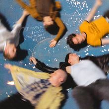 „IF HEAVEN EXISTS, THIS MIGHT BE IT.“ Vier Menschen liegen kreisförmig auf einem blauen Hintergrund mit Lichtreflexen.