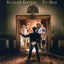 Oben steht "Scissor Sisters Ta-Dah". Eine Gruppe schaut aus einem nashäcklichen Fahrstuhl, ein Mann steht mit einem weißen Hut.