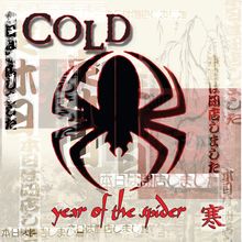 „COLD“ und „year of the spider“ in roter Schrift. Eine schwarze Spinne im Mittelpunkt, asiatische Schriftzeichen im Hintergrund.
