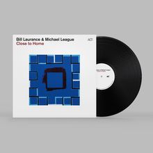 Text: "Bill Laurance & Michael League, Close to Home, ACT." Illustration eines blauen Musters auf weißem Hintergrund.