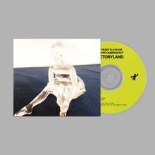 Auf einer CD steht: "THE HEART IS A ROOM WITH NO CAMERAS IN IT" und "STORYLAND". Eine transparente Figur auf dunklem Hintergrund.