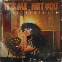Text: "It's Me, Not You" und "Jane Handcock". Frau mit lockigem Haar in einem Musikstudio am Mischpult. Vintage-Stil.