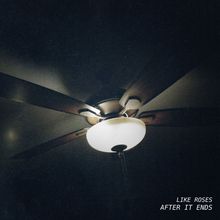 Text: "LIKE ROSES AFTER IT ENDS". Ein Deckenventilator mit eingeschaltetem Licht in einem dunklen Raum.