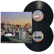 Text "Mute Swan Empire". Fantasievolle Illustration mit Menschen, Masken und einem Schwan vor einem bunten Vinyl-Hintergrund.