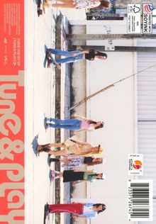 Text: "Tune & Play". Eine Gruppe junger Frauen steht in einer Reihe, einige mit Skateboards.