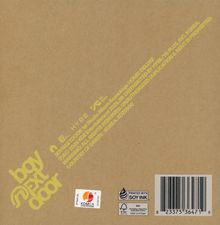 Text: "boy next door" in gelber Schrift. Hintergrund: Einfache braune Fläche. Verschiedene Logos und ein Barcode unten.