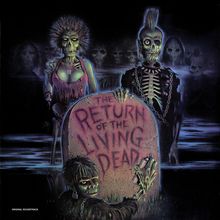 "The Return of the Living Dead" steht auf einem Grabstein, umgeben von zombieförmigen Gestalten in einer düsteren Szene.