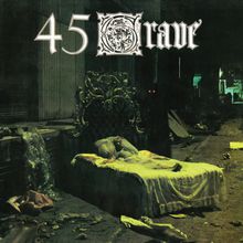 Text: "45 Grave". Düstere Szene: Eine Person ruht auf einem prächtigen Bett in einer verlassenen Umgebung bei Nacht.