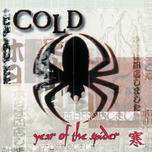 "Cold", "year of the spider", großes Spinnen-Symbol auf Hintergrund mit asiatischen Schriftzeichen.