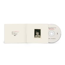 Links handgeschriebene Notizen, rechts ein Foto eines Jungen. CD mit „Special Edition“ und „Paul McCartney“ beschriftet.