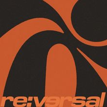 Text: „re:versal“. Stilisiertes Logo mit geschwungenen schwarzen und orangefarbenen Formen.