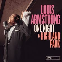 Text: "LOUIS ARMSTRONG ONE NIGHT IN HIGHLAND PARK". Ein elegant gekleideter Mann singt in ein Mikrofon.