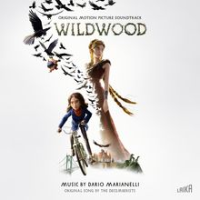 Text: "Original Motion Picture Soundtrack", "Wildwood", "Music by Dario Marianelli", "Original Song by The Decemberists". Illustration: Eine Frau steht mit langen Haaren inmitten von Vögeln, ein Kind fährt Fahrrad. Unten sind Brücke und Gebäude sichtbar.