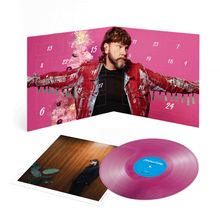 Ein Adventskalender mit Zahlen, zwischen denen ein Mann in roter Jacke steht. Daneben eine rosafarbene Vinylschallplatte.
