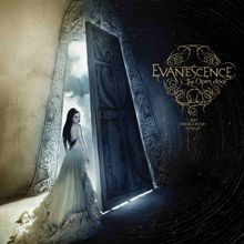 „Evanescence: The Open Door, 20th Anniversary.“ Eine Frau im langen Kleid steht vor einer geöffneten, verzierten Tür.