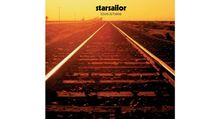 Text: „starsailor love is here“. Eine Eisenbahnstrecke erstreckt sich in die Ferne, umgeben von einer warmen Abenddämmerung.