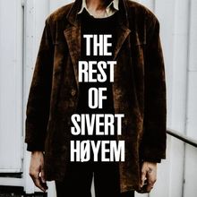 „THE REST OF SIVERT HØYEM“ steht über einem Mann in braunem Mantel vor einer hellen Wand.