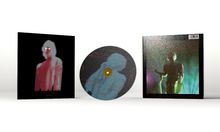 Links steht "STATIC TEARS" und "KOMAKS". Ein Album mit einer unscharfen Gestalt vor schwarzem Hintergrund.
