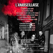 "L'ANARSEILLAISE" mit elf Liedtiteln und Zeiten. Eine Gruppe Menschen in Lederjacken steht in einer schmalen Gasse.