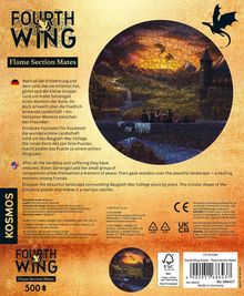 Texte:
"FOURTH WING", "Flame Section Mates", "500+", Beschreibung auf Deutsch und Englisch über eine Gruppe um Violet Sorregail.

Design: Ein rundes Puzzle-Motiv mit einer Landschaft und einem Drachen im Vordergrund. Links ein Logo von "KOSMOS".