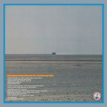 RECORDINGS FROM AFGHANISTAN, PAKISTAN AND INDIA. Ein Fahrzeug bewegt sich in weiter, trockener Landschaft.