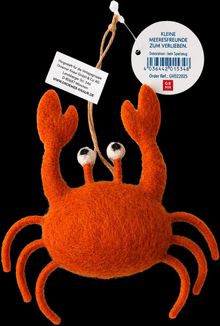 "Kleine Meeresfreunde zum Verlieben. Dekoration - kein Spielzeug." Orange Filzkrabbe mit zwei anhängenden Etiketten.