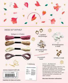 "DIESES SET ENTHÄLT:" mit Stickgarn in 4 Farben, Herzanhänger, Perlen und mehr. Farbiges Design mit Blumen und Herzen.