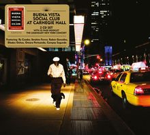 Oben ein Text: "BUENA VISTA SOCIAL CLUB AT CARNEGIE HALL". Unter nächtliche Straßenszene mit Taxis.