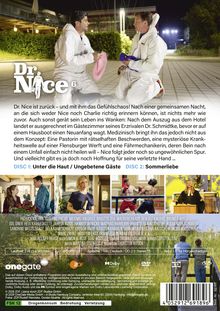 "Dr. Nice: Disc 1: Unter die Haut / Ungebetene Gäste, Disc 2: Sommerliebe. Dr. Nice in weißem Anzug spricht mit einer Person."