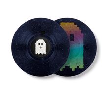 Zwei Schallplatten im Weltall-Design, eine mit Regenbogenfarben und Geisterillustrationen. Starry Night Hintergrund.