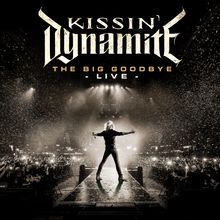 Text: "Kissin' Dynamite The Big Goodbye Live". Eine Person streckt auf einer Bühne die Arme aus, umgeben von einem jubelnden Publikum.