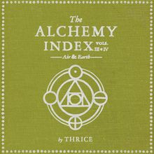 „The Alchemy Index Vols. III & IV: Air & Earth by Thrice.“ Grüne Leinwand-Optik, alchemistisches Symbol in Weiß.