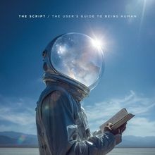 Text: "THE SCRIPT / THE USER'S GUIDE TO BEING HUMAN." Ein Astronaut hält ein Buch, spiegelt den Sternenhimmel im Helm.