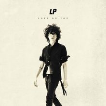Text: "LP Lost on You." Eine Person mit lockiger Frisur in schwarzem Hemd und Hose auf hellgrauem Hintergrund.